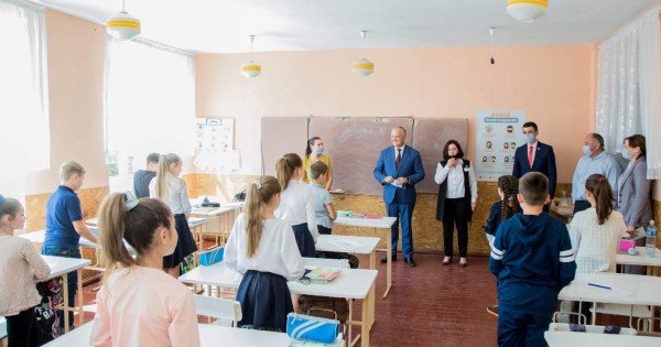 DOC/ Ordin semnat de ministrul Șarov: Accesul persoanelor străine, interzis în instituțiile de învățământ