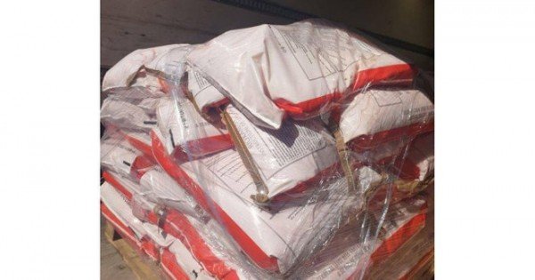 Două autocamioane pline cu materiale explozibile au fost stopate de Poliție
