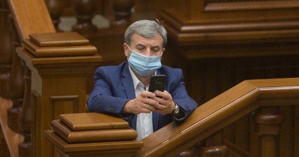 SURSE // Liderul fracțiunii PSRM din Parlament, Corneliu Furculiță, testat pozitiv la COVID-19