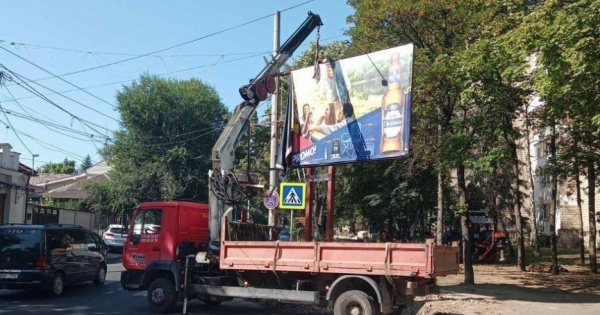 Mai multe panouri publicitare vor fi demontate și evacuate de pe străzile Capitalei