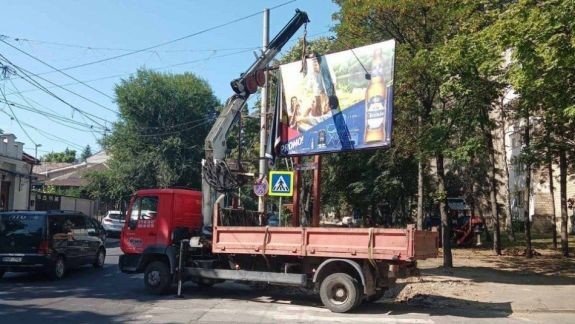 Mai multe panouri publicitare vor fi demontate și evacuate de pe străzile Capitalei