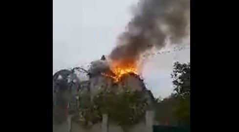 (video) Incendiu la Drochia: Acoperișul unei case nefinisate a luat foc