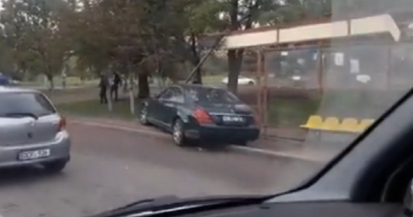 Un Mercedes a ajuns într-o stație de troleibuz din sectorul Ciocana (VIDEO)
