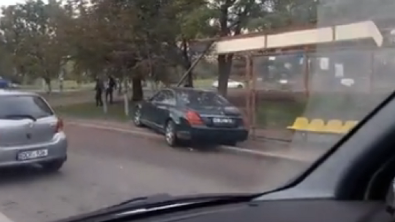 Un Mercedes a ajuns într-o stație de troleibuz din sectorul Ciocana (VIDEO)