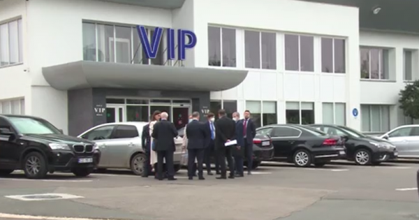 La Chișinău a aterizat un „desant” de observatori ruși la prezidențiale; Jumătate sunt susținătorii lui Dodon (VIDEO)