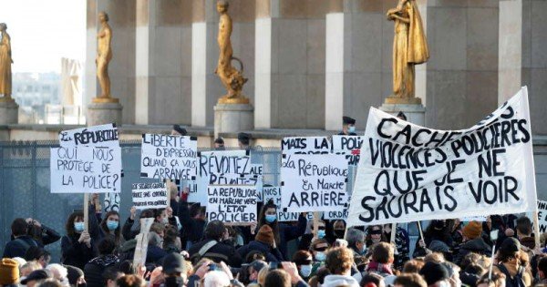 Manifestații față de legea care limitează difuzarea de imagini cu poliţişti. Mii de oameni au ieșit în stradă în Franța