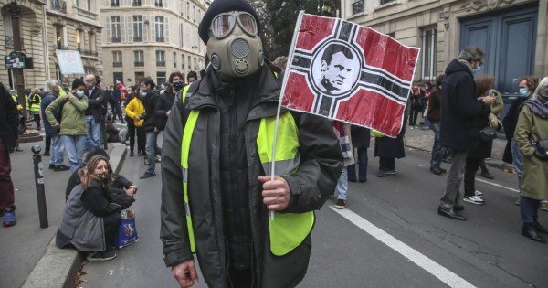 VIDEO // Franța: Jurnaliștii protestează după ce a fost adoptat articolul de lege care limitează difuzarea de imagini ale poliţiştilor