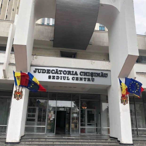 /FOTO/ Sediul Centru al Judecătoriei Chișinău, transformat în șantier. Magistrații se plâng că nu au fost anunțați prealabil
