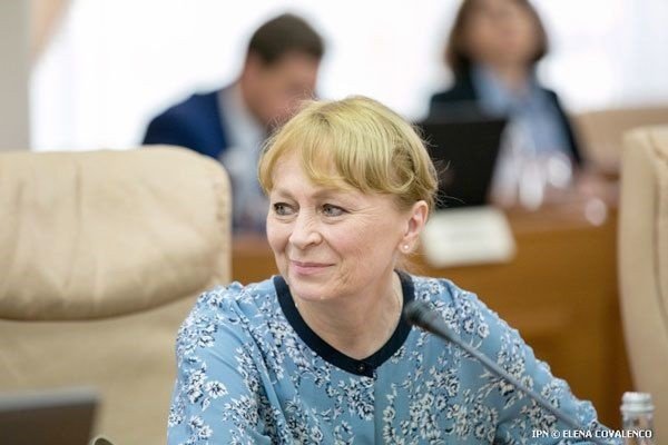 (grafic) Fosta ministră a sănătății: „Dacă nu facem nimic, în doar două luni vom atinge un nou «record» de 200 000 de cazuri de COVID-19”