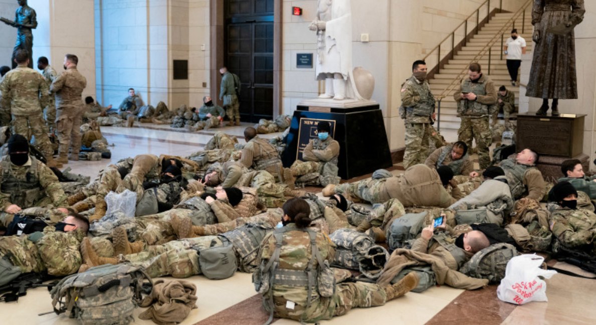 Capitoliul SUA: Zeci de militari înarmați dorm pe holurile clădirii în ziua când se votează demiterea lui Trump (FOTO)