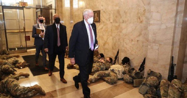 Capitoliul SUA: Zeci de militari înarmați dorm pe holurile clădirii în ziua când se votează demiterea lui Trump (FOTO)