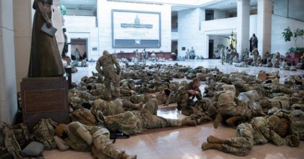 Capitoliul SUA: Zeci de militari înarmați dorm pe holurile clădirii în ziua când se votează demiterea lui Trump (FOTO)