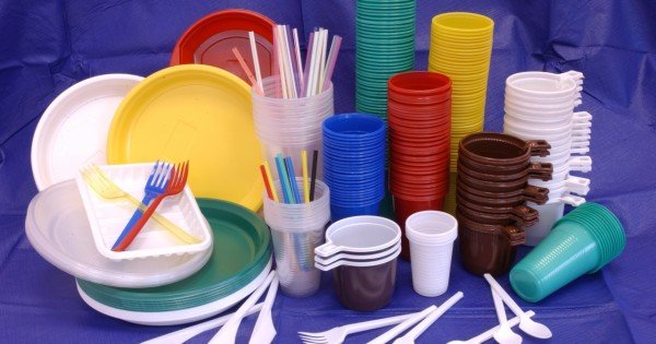 Inspectorii de la Protecția Consumatorilor au depistat încălcarea regulilor de comerț a pungilor și a veselei din plastic