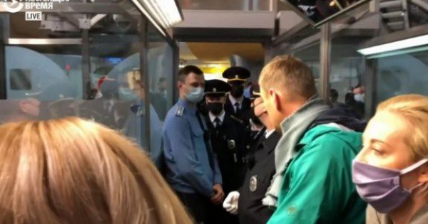 LIVE. Alexei Navalnîi a fost arestat pe aeroport. Presa rusă anunță că 53 de oameni au fost reținuți