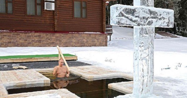 (video) Vladimir Putin și-a etalat corpul sculptat, de Bobotează: S-a scufundat în apă rece ca gheață într-o pereche de boxeri albaștri