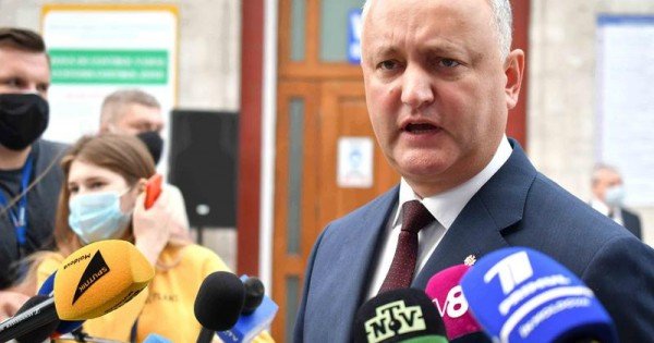 După Șor, și Dodon atacă ambasadorii occidentali: „Ați luat apă în gură și ați băgat capul în nisip”