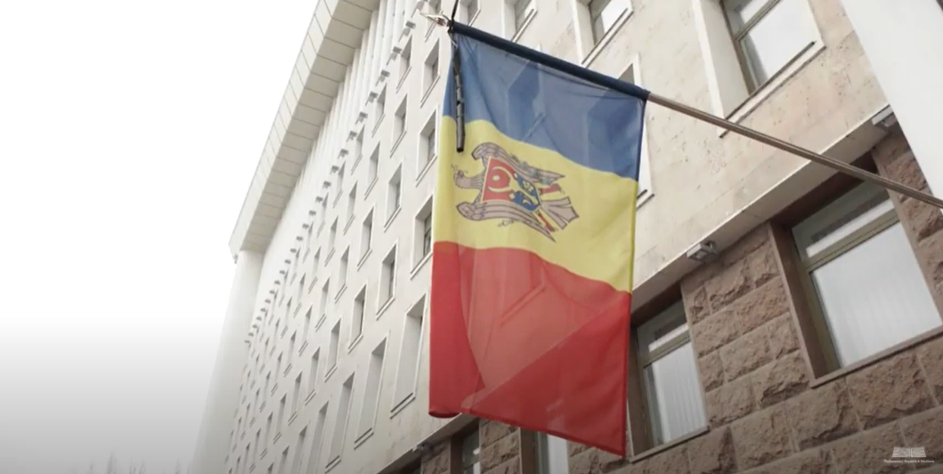 /VIDEO/ Drapelul Republicii Moldova de pe clădirea Parlamentului, coborât în bernă în memoria lui Nicolae Dabija