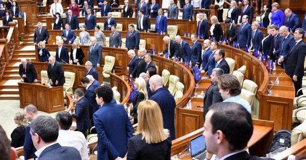Deputații se pot înscrie în liste pentru imunizarea anti-Covid până pe 12 aprilie; Ce vaccin le va fi administrat