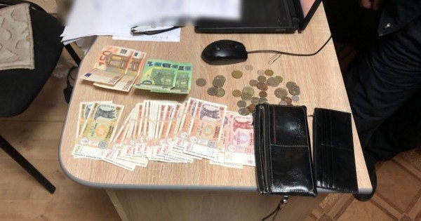 Un portmoneu plin cu bani a fost găsit lângă Piața Centrală