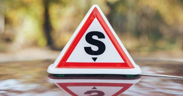 500 de euro mită pentru obținerea permisului de conducere: Angajatul unei şcoli auto din Chișinău, reținut de CNA
