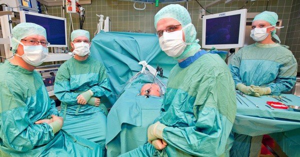 O femeie a primit primul transplant de trahee umană din istorie