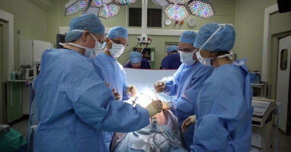 Premieră mondială în domeniul medicinei. Unei femei din SUA i s-a transplantat o trahee umană