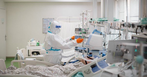Țara în care secțiile de Terapie Intensivă COVID au internat mai mulți tineri decât vârstnici.„Schimbare radicală, față de primul val al pandemiei”