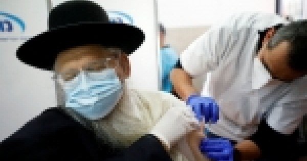 Purtarea măștii în exterior nu mai este obligatorie în Israel începând de duminică / Peste jumătate dintre israelieni sunt vaccinați cu două doze Pfizer
