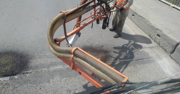 Au început lucrările de injectare a gropilor de pe străzile capitalei