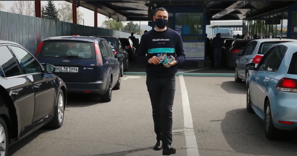 /VIDEO/ Moldtelecom oferă gratuit cartele de telefonie mobilă. De sărbători, mai aproape de familie