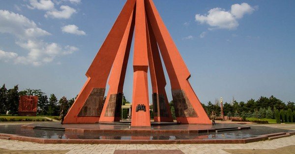 /VIDEO/ La nici un an de la reparația care a costat bugetul de stat peste 2 milioane de lei, Complexul Memorial „Eternitate”, din nou în renovare