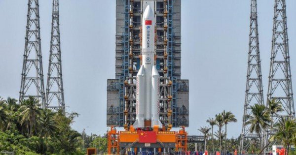 Rachetă chinezească scăpată de sub control, înainte de intrarea în atmosferă. Bucăți din Long March-5B ar putea să cadă în zone locuite