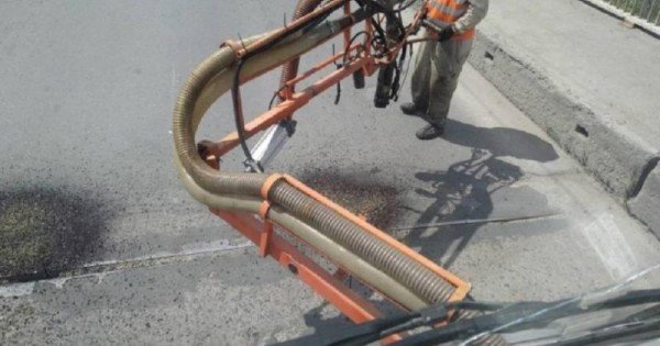 Gropile de pe unele străzi din capitală au început a fi reparate prin injectare cu beton asfaltic