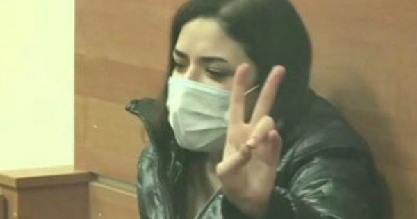 Motivul pentru care procurorii nu pot trimite în instanță dosarul tinerei din Comrat care și-ar fi ucis mama