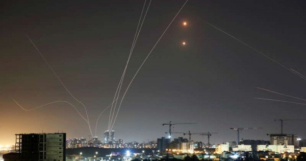 Metropola israeliană Tel Aviv a fost ţinta unei ploi de rachete lansate din Fâşia Gaza
