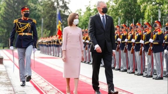 /VIDEO/ Președintele Lituaniei, Gitanas Nauseda, întâmpinat cu onoruri militare la Chișinău. Oficialul urmează să discute cu Maia Sandu