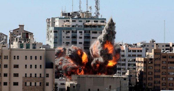 VIDEO: Momentul în care o rachetă distruge sediul Associated Press şi canalului Al Jazeera din Fâșia Gaza
