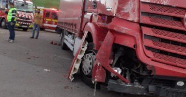 Accident cumplit la Iași. Un microbuz cu moldoveni, doborât de un TIR. 13 răniți, din care un copil de 2 ani