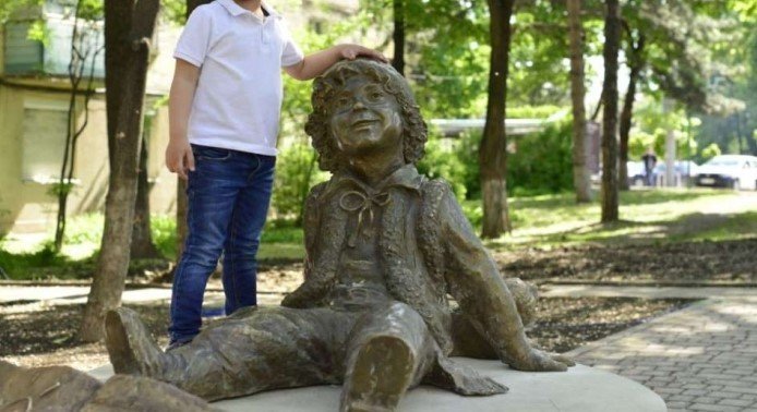 O sculptură din bronz a personajului Guguță a fost inaugurată în sectorul Râșcani al capitalei