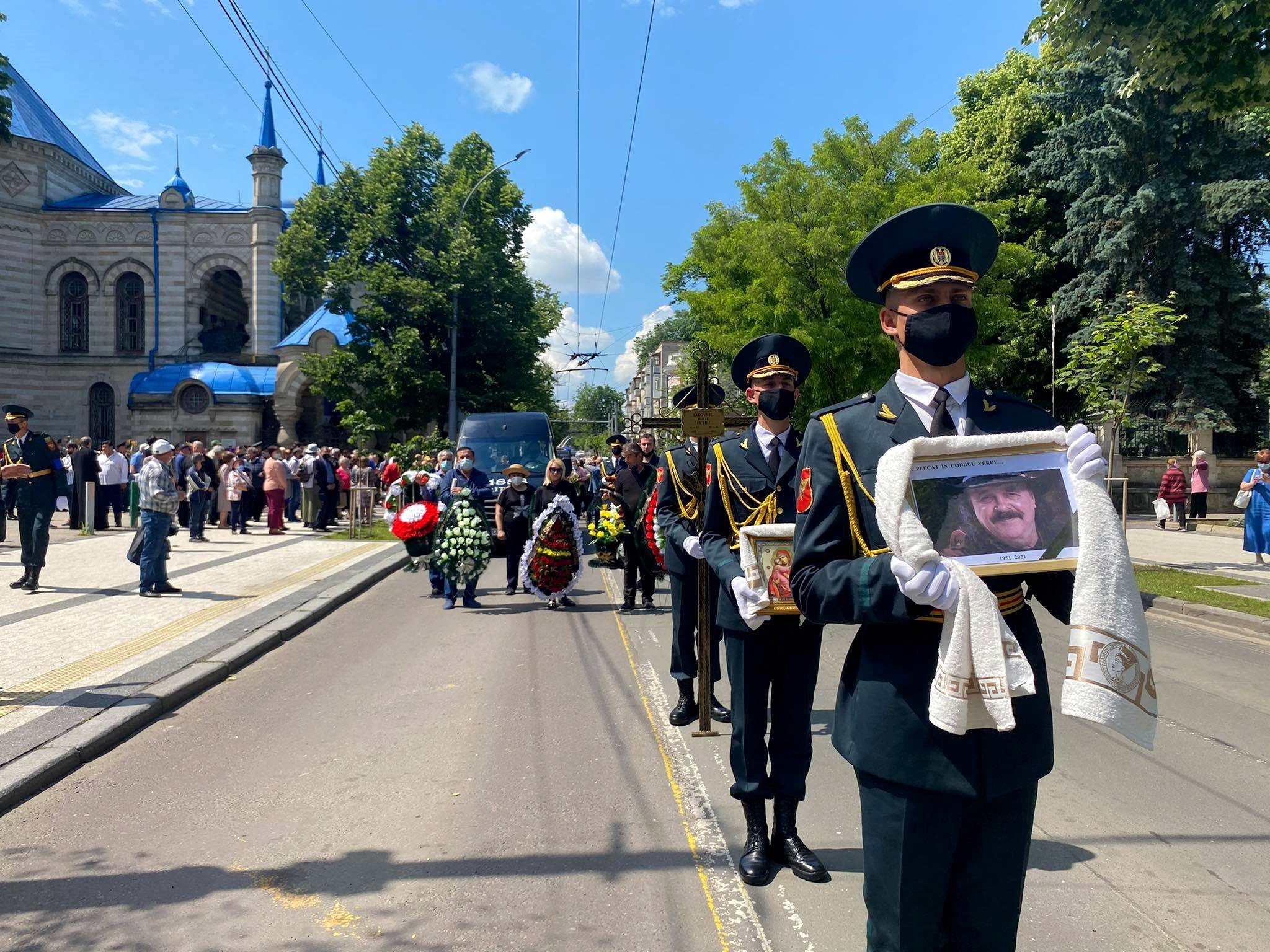 FOTO, VIDEO // Ultimele aplauze pentru Iurie Sadovnic. Maestrul, condus pe ultimul drum cu onoruri militare