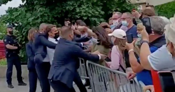 În două zile, bărbatul care l-a pălmuit pe Macron și-a primit sentința: 18 luni de pedeapsă, dintre care, patru luni după gratii