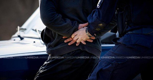 Doi polițiști de la sud, reținuți de CNA. Riscă până la 7 ani de închisoare
