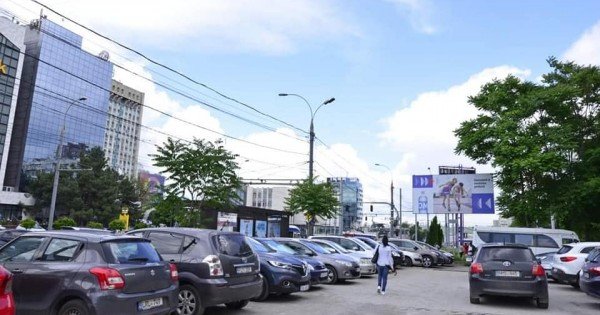 /FOTO/ O parcare publică din centrul Capitalei, eliberată. Ceban spune că spațiul era exploatat abuziv de un agent economic