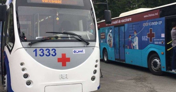 Troleibuzul la Buiucani, iar autobuzul la Vatra. Adresele unde vor fi amplasate cele două puncte mobile de vaccinare