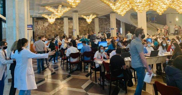 /FOTO VIDEO/ Cozi la vaccinare. Zeci de persoane au venit la Palatul Republicii pentru rapel