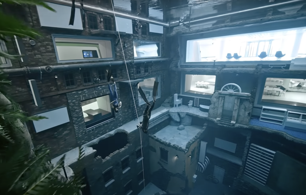 În Dubai s-a deschis cea mai adâncă piscină din lume; Are 60 metri adâcime și conține un oraș scufundat cu galerii: VIDEO