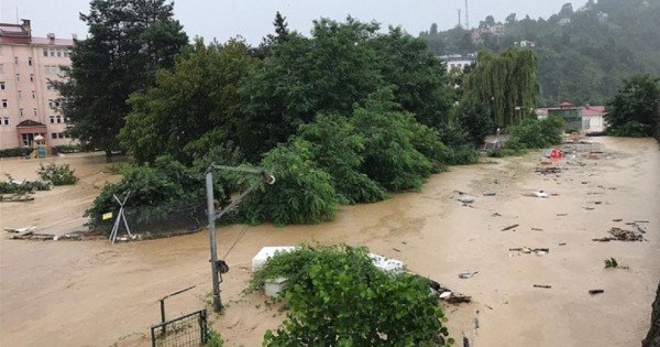 Turcia, la extreme. După temperaturi record, inundații devastatoare pe coasta Mării Negre