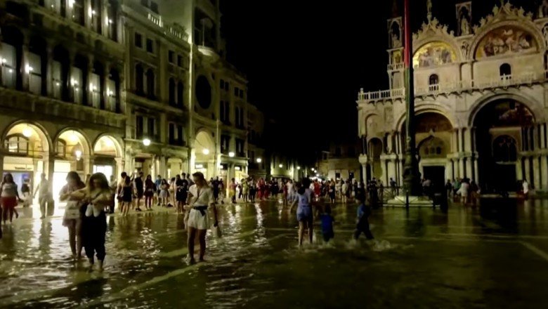 (foto) Dansuri și plimbări cu picioarele goale pe apă. Veneția a fost inundată, fenomen rar pentru mijlocul lunii august