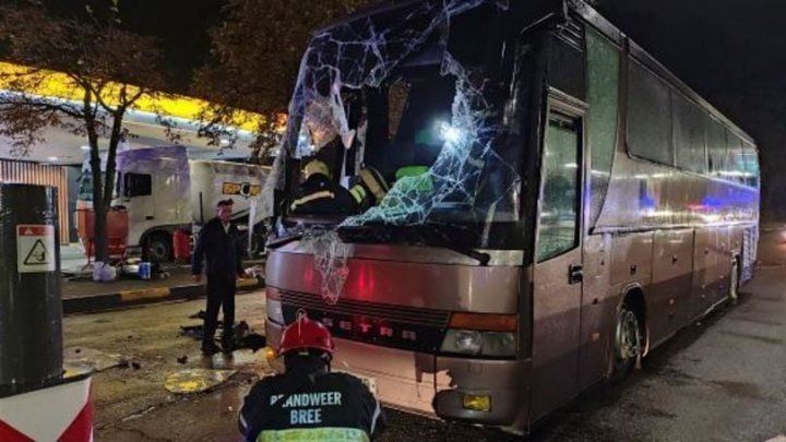 ФОТО // В Киеве перевернулся молдавский автобус по маршруту Кишинев-Москва. Пострадало 18 человек, 8 госпитализированы