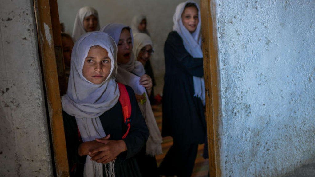 Numai băieții au primit permisiunea să se întoarcă sâmbătă la școală în colegiile și liceele din Afganistan